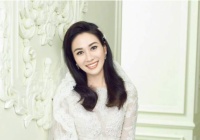 43岁叶璇宣布结婚，简朴婚礼引争议，疑似炒作贩卖书籍